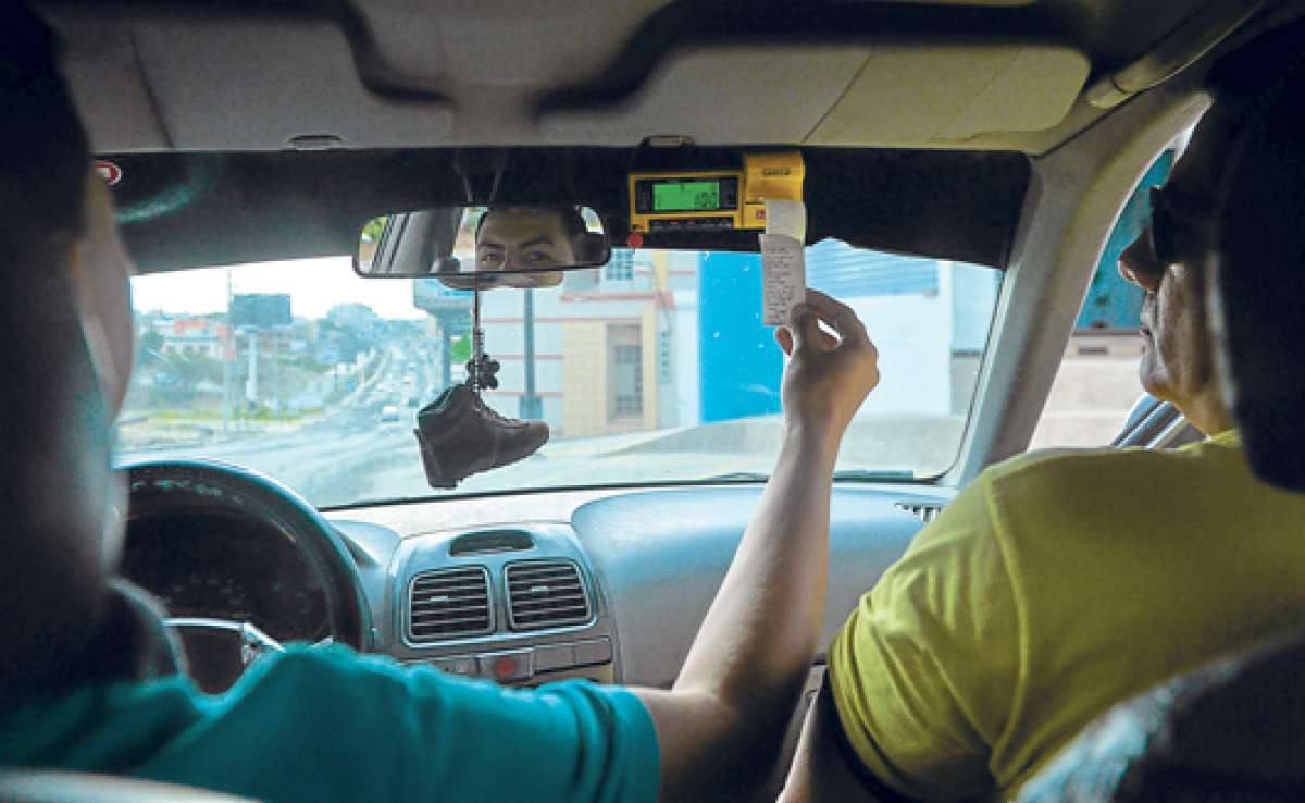 En la ciudad manabita no todos los taxistas utilizan el aparato y prefieren negociar el precio de la carrera con el cliente. Foto: Rodolfo P&aacute;rraga / El Tel&eacute;grafo