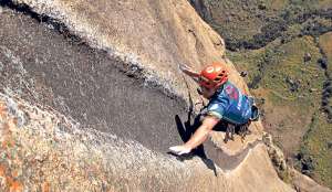 Roberto Morales asciende por la ruta nueva que abri&oacute; junto a Felipe Guarderas en el macizo Tsaranoro en Madagascar, la pared m&aacute;s alta de &Aacute;frica. Foto: Cortes&iacute;a