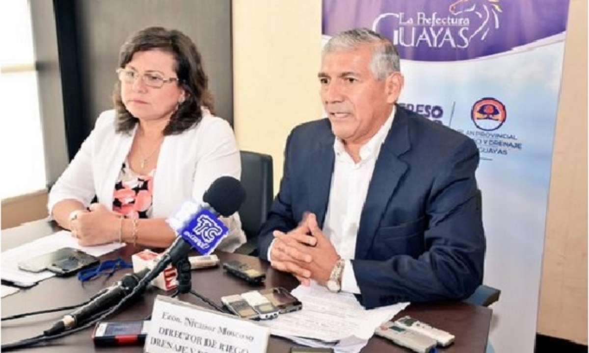 La viceprefecta M&oacute;nica Becerra junto al director de Riego, Drenaje y Dragas, Nicanor Moscoso.