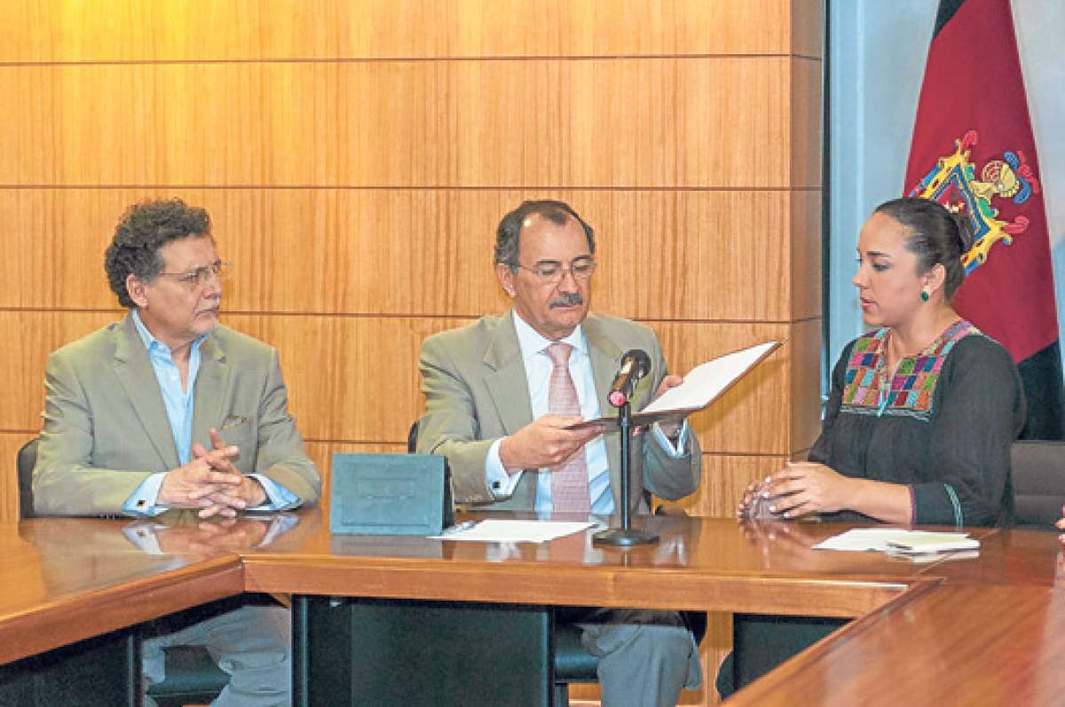 El contralor general delEstado, Carlos P&oacute;lit, recibe el pedido de Gabriela Rivadeneira. Foto: Miguel Jim&eacute;nez / El Tel&eacute;grafo