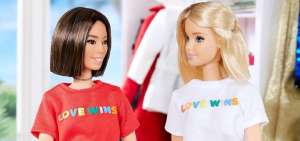 Barbie y la versi&oacute;n en mu&ntilde;eca de Aimee Song fueron posteadas por la cuenta Instagram @barbiestyle para celebrar el matrimonio igualitario.