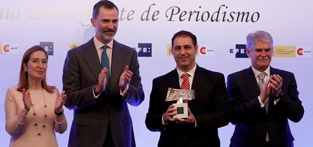 El argentino Juan Roberto Mascardi Vigani (2der.) tras recibir ayer el Premio Iberoamericano de Periodismo. 