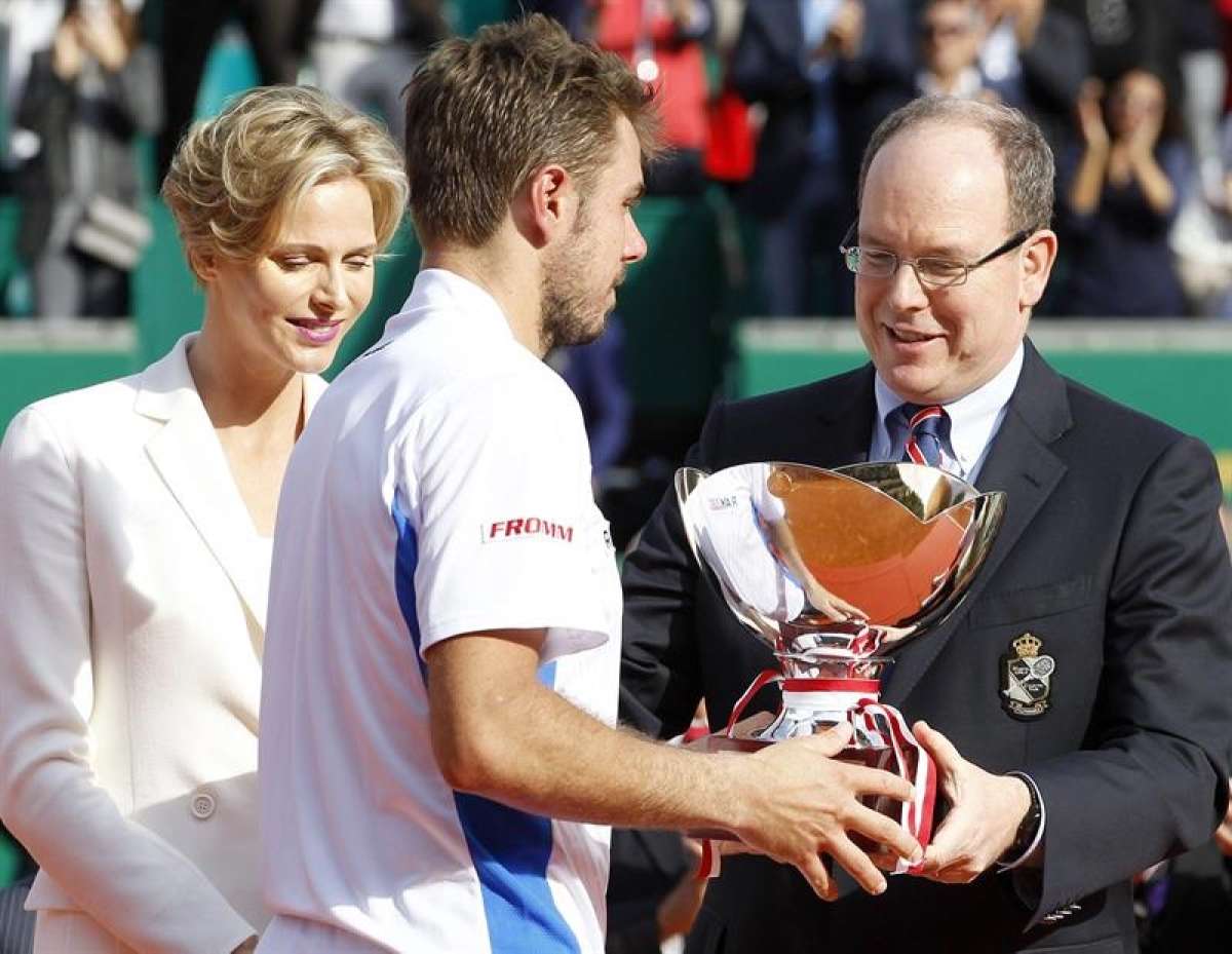 Stanislas Wawrinka de Suiza recibe su trofeo de manos del Pr&iacute;ncipe Alberto II de M&oacute;naco y la princesa Charlene despu&eacute;s de su &uacute;ltimo partido del torneo de Monte-Carlo Rolex Masters ante Roger Federer. Foto: EFE