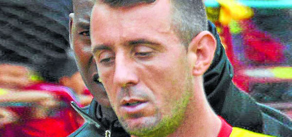 D&iacute;az lanz&oacute; un beso a Orbe tras recibir la tarjeta amarilla