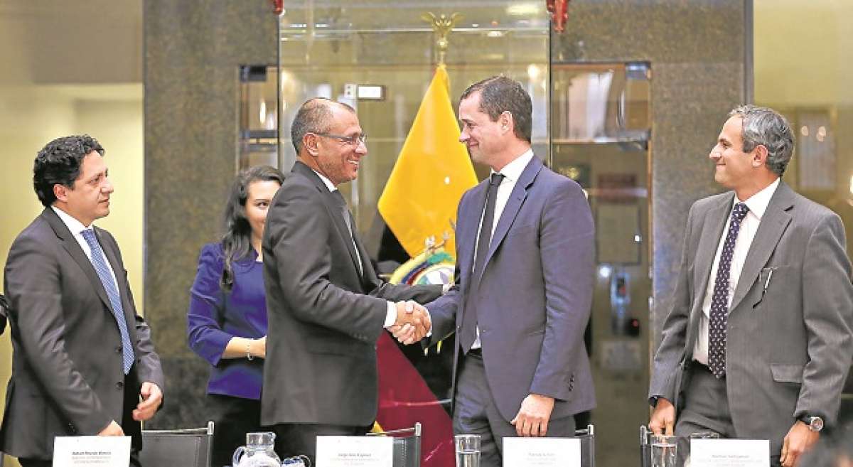 El vicepresidente de la Rep&uacute;blica, Jorge Glas (i), y el presidente de Operaciones de Schlumberger, Patrick Schorn (d), firmaron el convenio. Foto: cortes&iacute;a Vicepresidencia