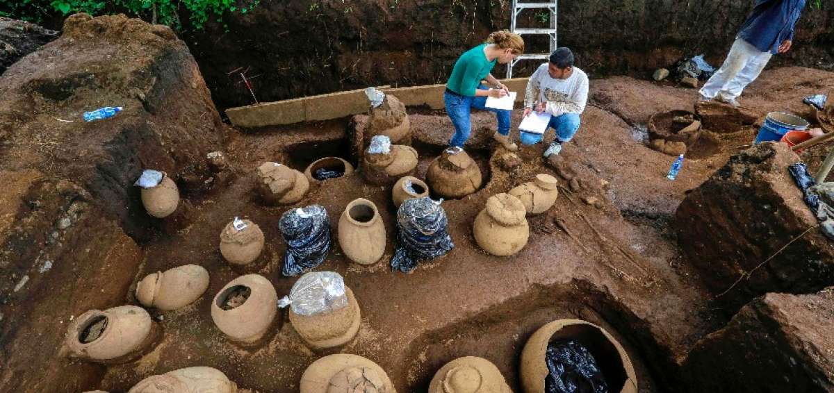 El sitio contiene vestigios de entierros, urnas funerarias de cer&aacute;mica, as&iacute; como restos humanos