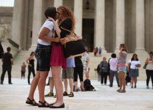 Una pareja se besa frente a la Corte Suprema de Justicia de Estados Unidos. Foto: AFP 
