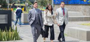 Eduardo Le&oacute;n (izq.), Gabriela Obando y Carlos Soria (der.), abogados de tres procesados, ingresan a la Fiscal&iacute;a.
