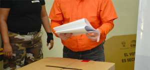 Con su distintivo uniforme color naranja, las personas sin sentencia ejecutoriada sufragaron este jueves 21 de marzo en los recintos carcelarios del pa&iacute;s.