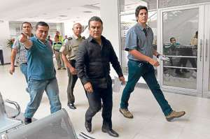 El ministro del Interior, Jos&eacute; Serrano Salgado (centro), durante un recorrido en las instalaciones del CIS, ubicado en la v&iacute;a a Samborond&oacute;n. Foto: Lylibeth Coloma |  El Tel&eacute;grafo
