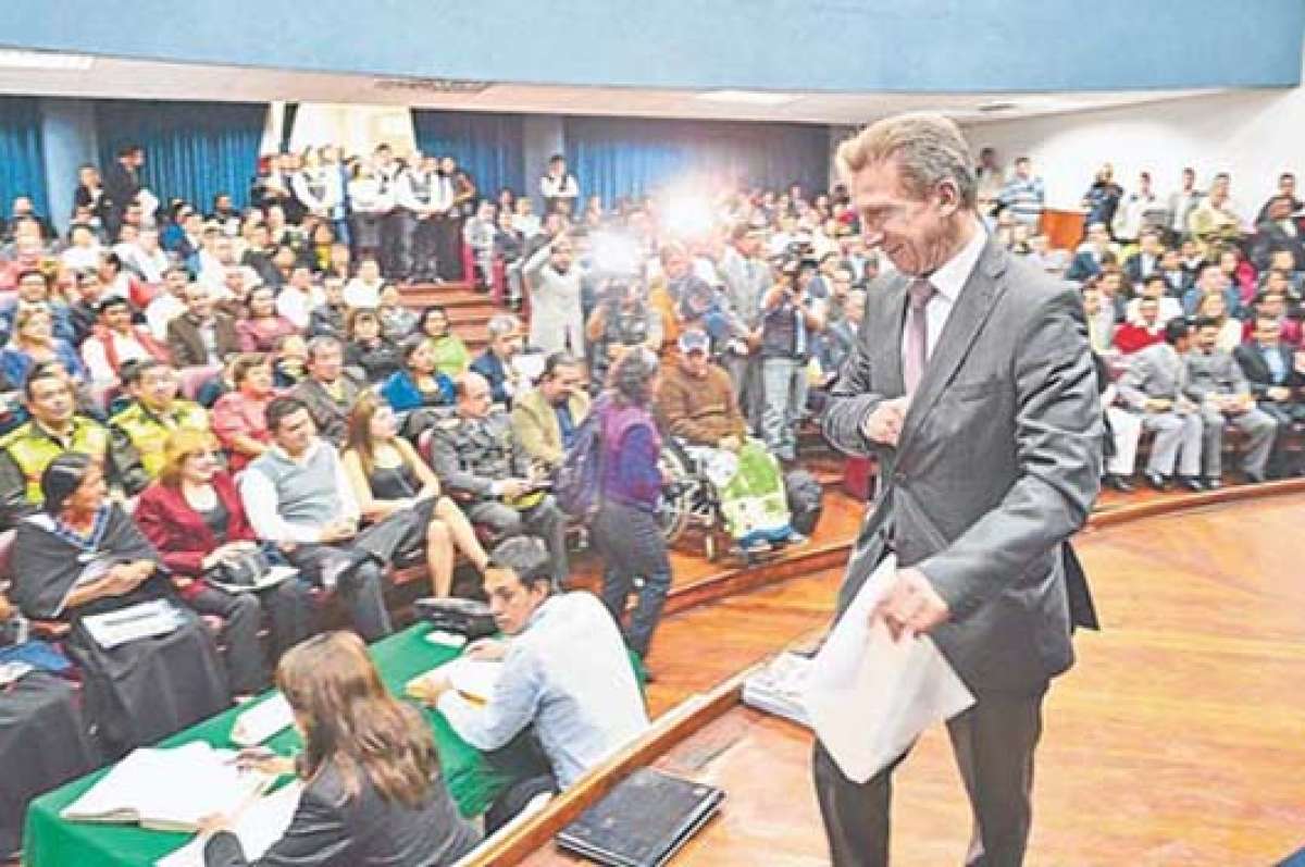 Fernando Naranjo, prefecto de Tungurahua, es el primer pol&iacute;tico en ser reelecto por 3 ocasiones consecutivas en la provincia. Foto: Roberto Ch&aacute;vez│El Tel&eacute;grafo
