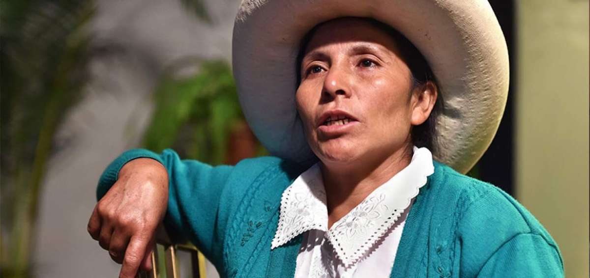 M&aacute;xima Acu&ntilde;a, de 47 a&ntilde;os de edad, es campesina y artesana, vive de la agricultura y vende la ropa que cose.  