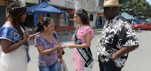 Las madres que pasaban por la Zona Fr&iacute;a, en el centro de Dur&aacute;n, recibieron regalos por parte de representantes de la comunidad afrodescendiente.