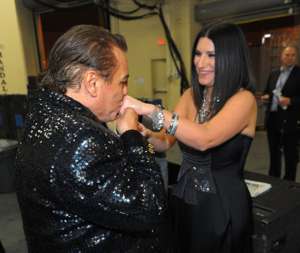 Laura Pausini graba el tema "Abr&aacute;zame muy fuerte" con Juan Gabriel