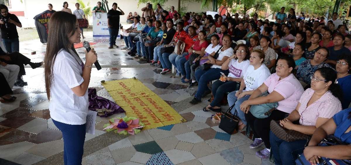 La ministra de Justicia, Ledy Z&uacute;&ntilde;iga, asesor&oacute; a 100 mujeres en la Cooperativa de Monte Sina&iacute; (en Guayaquil).