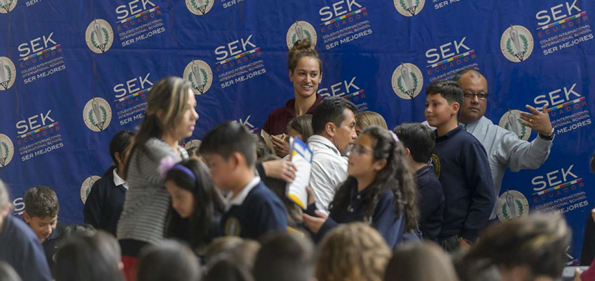 La nadadora estadounidense Megan Romano (atr&aacute;s) contest&oacute; las inquietudes de las promesas de la nataci&oacute;n ecuatoriana en Quito.