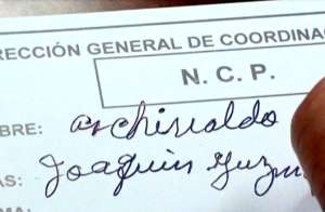 &lsquo;El Chapo&rsquo; Guzm&aacute;n estamp&oacute; su firma previo al ingreso al Penal del Altiplano, en el estado de M&eacute;xico. Foto: Internet