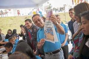 El ministro Augusto Espinosa departi&oacute; con los integrantes del club de periodismo del Colegio R&eacute;plica 24 de Mayo el mi&eacute;rcoles pasado en el barrio La Mena. Foto: Fernando Sandoval / El Tel&eacute;grafo