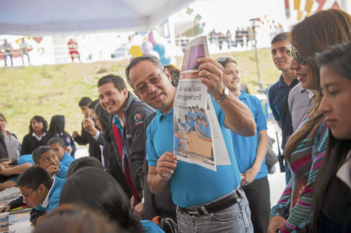 El ministro Augusto Espinosa departi&oacute; con los integrantes del club de periodismo del Colegio R&eacute;plica 24 de Mayo el mi&eacute;rcoles pasado en el barrio La Mena. Foto: Fernando Sandoval / El Tel&eacute;grafo