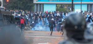 Los protestas se originaron en el ingreso del plantel, ubicado en la calle Napo. 
