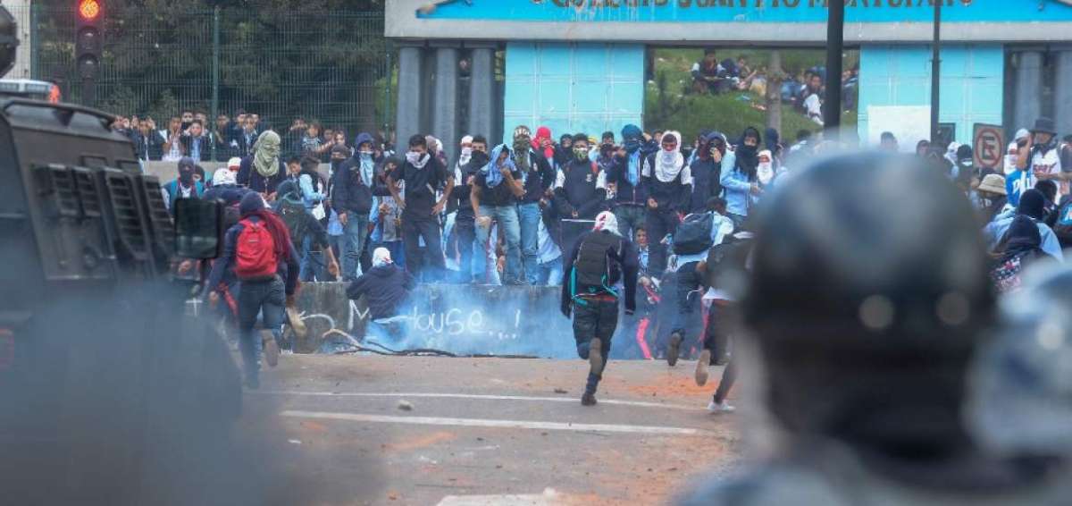 Los protestas se originaron en el ingreso del plantel, ubicado en la calle Napo. 