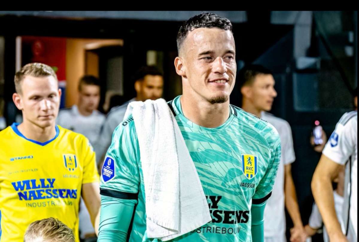 El arquero Etienne Vaessen sufrió una peliogrosa lesión en el encuentro frente al Ajax.