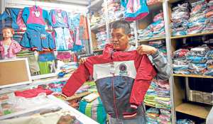 Kl&eacute;ver Maila produce ropa infantil que se distribuye en el pa&iacute;s. El artesano conf&iacute;a en que las salvaguardias incentiven la producci&oacute;n nacional. Foto: Fernando Sandoval / El Tel&eacute;grafo