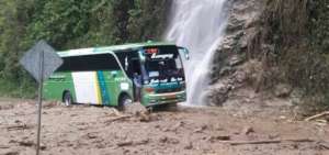 V&iacute;a Ba&ntilde;os-Puyo se vio afectada por deslizamientos de tierra