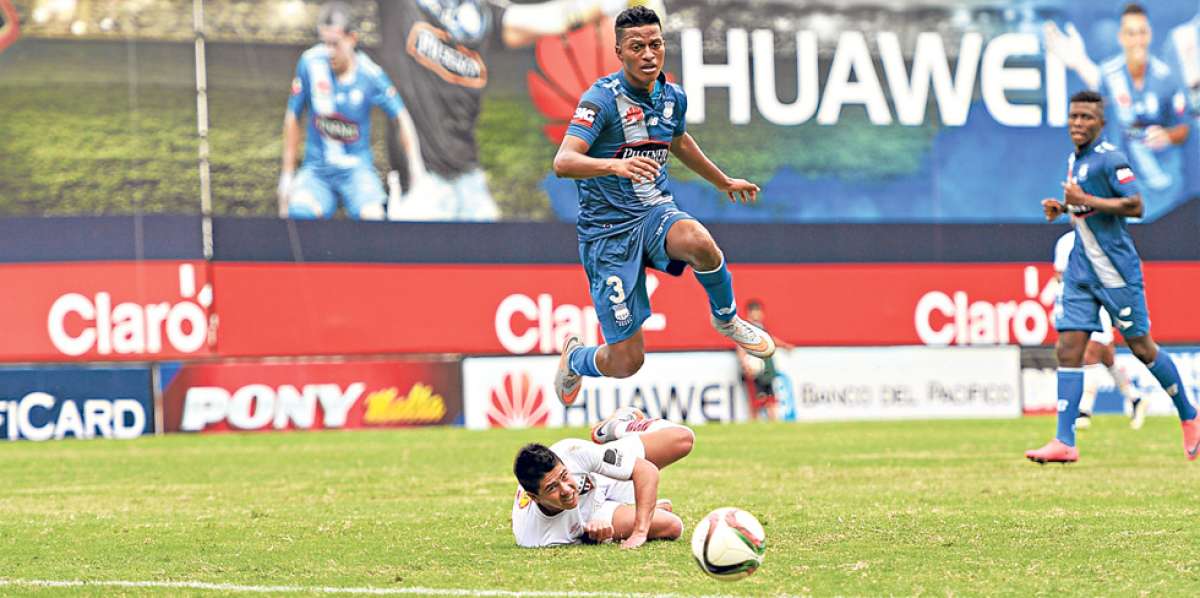 John Narv&aacute;ez supera a Diego Morales en el duelo en el que Emelec dobleg&oacute; 1-0 a Liga el pasado martes. Foto: Miguel Castro / El Tel&eacute;grafo