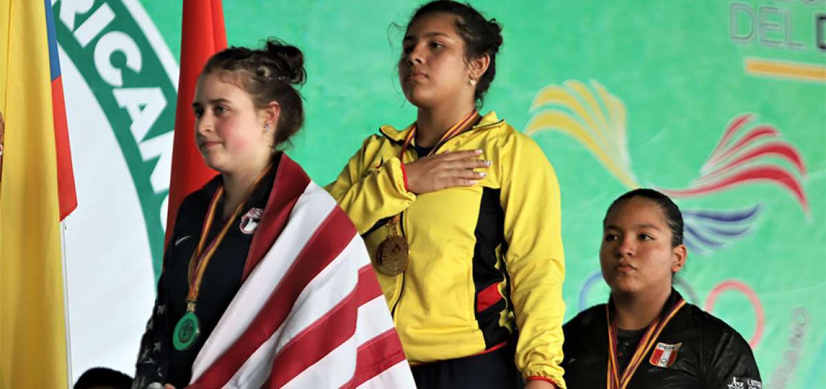 La pesista guayaquile&ntilde;a Bella Paredes (c) durante la premiaci&oacute;n como la mejor en la categor&iacute;a de 76 kilogramos, en el Panamericano juvenil.