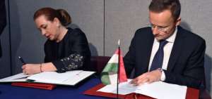 La propuesta se oficializ&oacute; mediante la firma de un convenio, entre la canciller de Ecuador, Mar&iacute;a Fernanda Espinosa, y su similar h&uacute;ngaro, P&eacute;ter Szijj&aacute;rt&oacute;, en Nueva York.