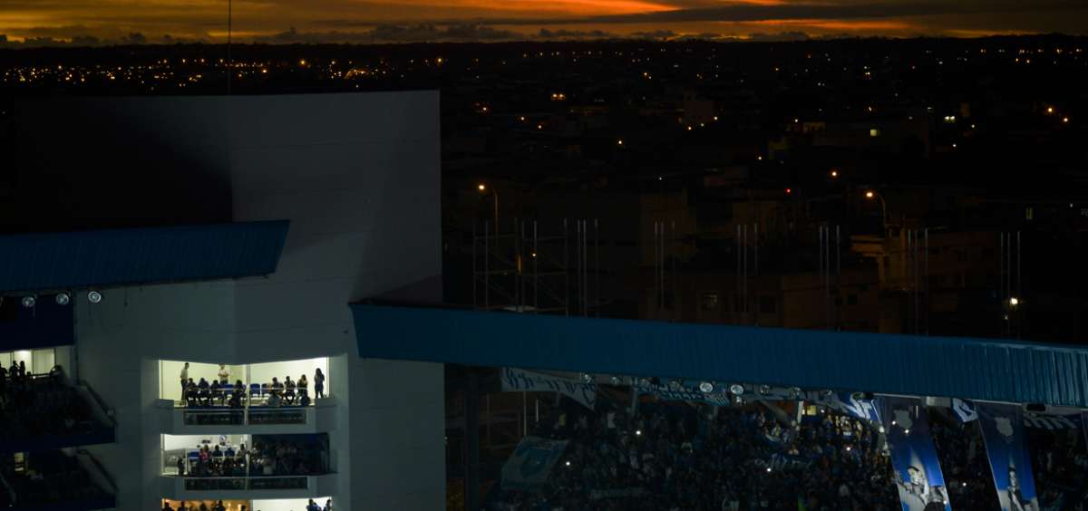 La reinauguraci&oacute;n del estadio George Capwell en fotos