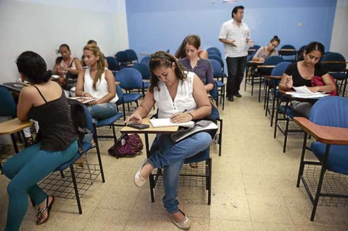 La Senescyt tomar&aacute; por tercera vez este examen, que permite a los aspirantes la opci&oacute;n de saltar la nivelaci&oacute;n acad&eacute;mica e ir directamente al primer a&ntilde;o. Foto: Archivo / El Tel&eacute;grafo