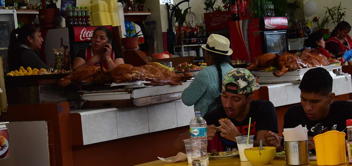 El patio destinado al hornado es el m&aacute;s concurrido por los turistas, en especial de la costa ecuatoriana.  