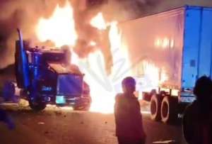 Dos vehiculos se incendiaron en la vía Alóag. cantón Mejía.