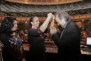  Asamblea Nacional del Ecuador condecor&oacute; a Joan Manuel Serrat