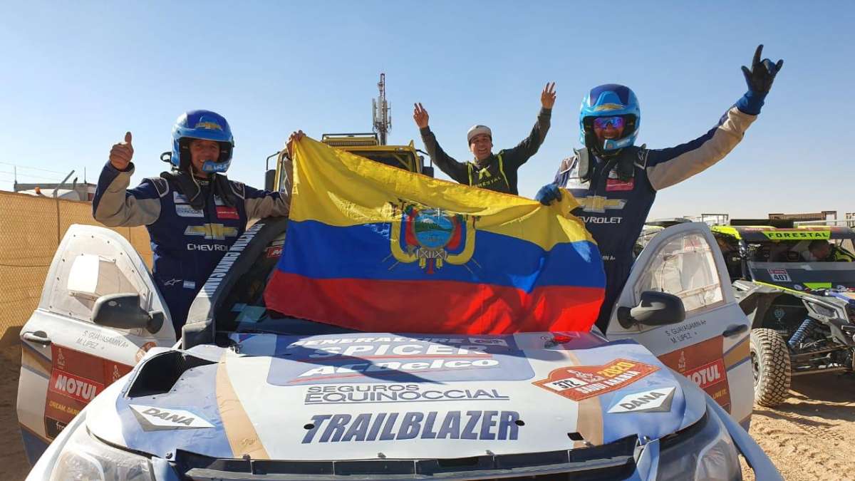 La tripulaci&oacute;n ecuatoriana-argentina, conformada por Mauro L&iacute;pez (I) y Sebasti&aacute;n Guayasam&iacute;n, celebr&oacute; como un triunfo haber culminado el rally Dakar 2020.