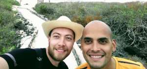 Daniel y Rub&eacute;n se tomaron un selfie durante un paseo en Gal&aacute;pagos. 