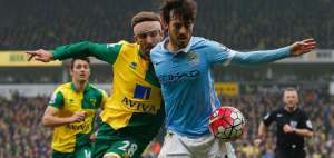 El espa&ntilde;ol David Silva protege el bal&oacute;n con su cuerpo ante la marcaci&oacute;n de un rival del Norwich.