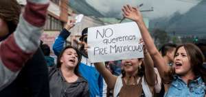Estudiantes de la Universidad se concentraron en la matriz del campus para expresar su rechazo a la nueva modalidad de cobro. 