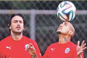 Arturo Vidal (der.) sorprendi&oacute; a todos cuando apareci&oacute; sin problemas en la &uacute;ltima pr&aacute;ctica de los &lsquo;araucanos&rsquo;. Foto: EFE.