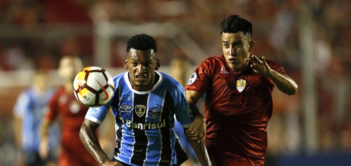 El ecuatoriano Fernando Gaibor (der.) marc&oacute; en la ida y esta noche repetir&aacute; como titular en Independiente.