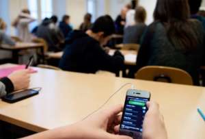 El Ministerio de Educación publicó la normativa legal para regular el uso de celulares en las instituciones educativas. 