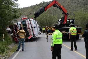 Maquinaria removi&oacute; el colectivo, para habilitar la circulaci&oacute;n vehicular. Foto: Carina Acosta / EL TEL&Eacute;GRAFO