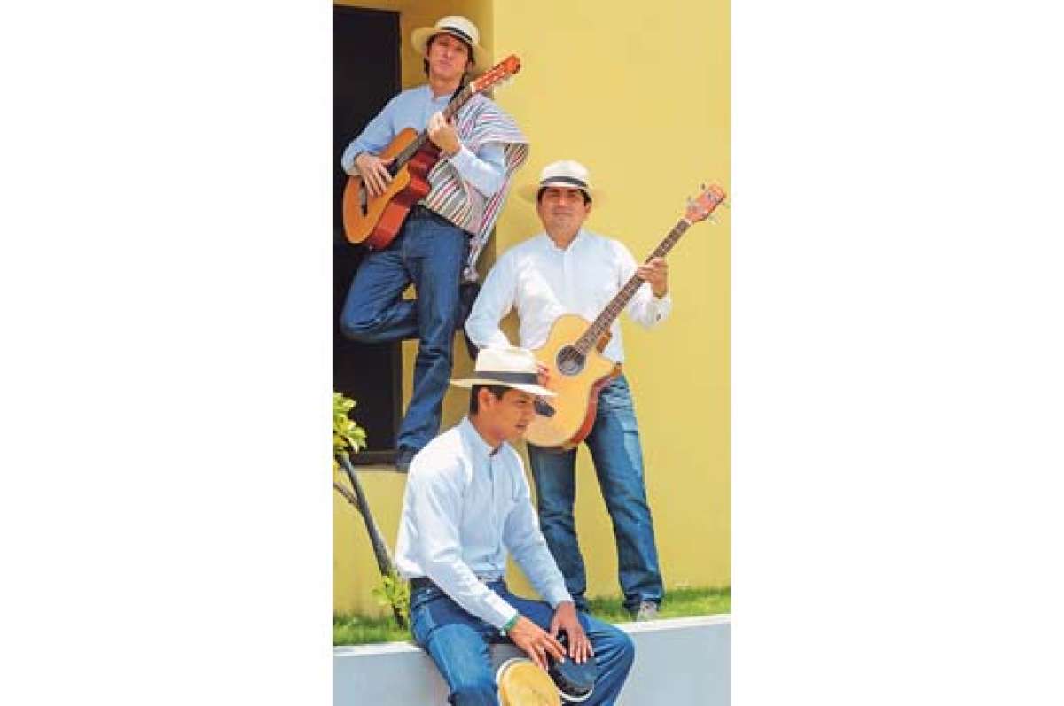 Son Montubio lo integranEduardo Mendoza (arriba), vocalista; Jorge Delgado (der.), bajista; V&iacute;ctor Garc&iacute;a, bongos. Falta Rodrigo Vera, primera guitarra. Foto: Mario Rodr&iacute;guez Medina