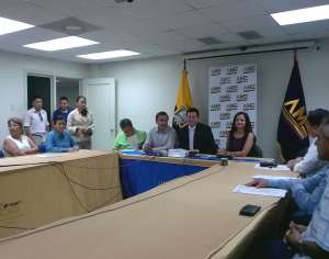 Daniel Avecillas (centro), presidente de la AME, en compa&ntilde;&iacute;a de la vicepresidenta de la Asamblea Nacional, Marcela Agui&ntilde;aga. Foto: Mishelle Mac&iacute;as / El Tel&eacute;grafo