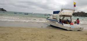 Durante la temporada baja, los operadores tur&iacute;sticos de la comuna Ayangue esperan por horas a personas interesadas en realizar paseos o sesiones de buceo en alta mar. Ellos aguardan a los visitantes de la Sierra, que llegan en julio. 