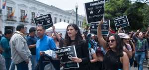 En la Plaza Grande en Quito se reunieron ciudadanos para exigir justicia por el asesinato de los dos periodistas y un conductor de El Comercio.