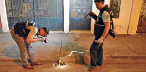 Especialistas forenses apuntan a recoger indicios o evidencias en la escena del crimen. Foto: Archivo / El Tel&eacute;grafo