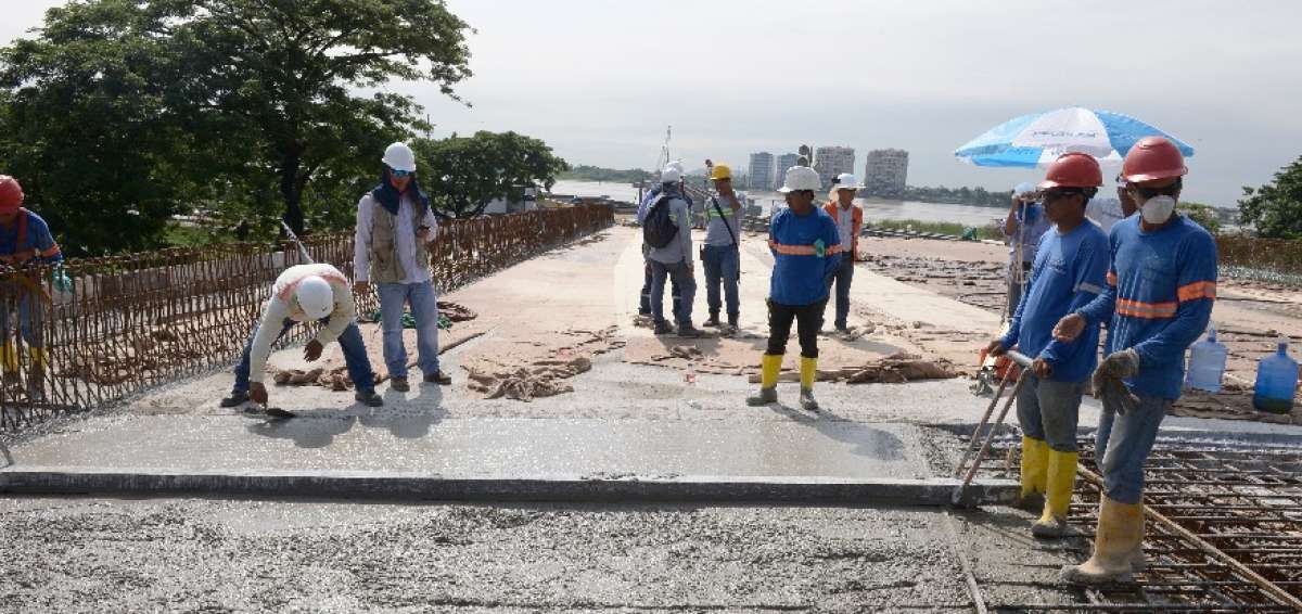Los obreros de Enlace 780 colocaron ayer el hormig&oacute;n en una de las losas.